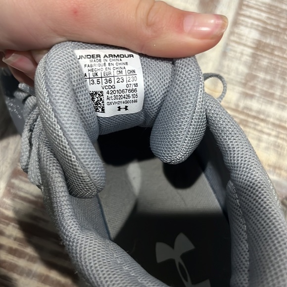 Kids grey under armor shoes - Picture 3 of 4